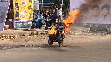 சாலையில் கொழுந்துவிட்டு எரிந்த பைக் : உயிர்தப்பிய நண்பர்கள் - நடந்தது என்ன?