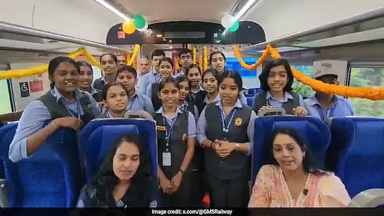 எர்ணாகுளம் TO பெங்களூரு.. வந்தே பாரத் இரயில் தொடக்க விழாவில் பள்ளி மாணவர்கள் RSS பாடலை பாடியதால் சர்ச்சை!