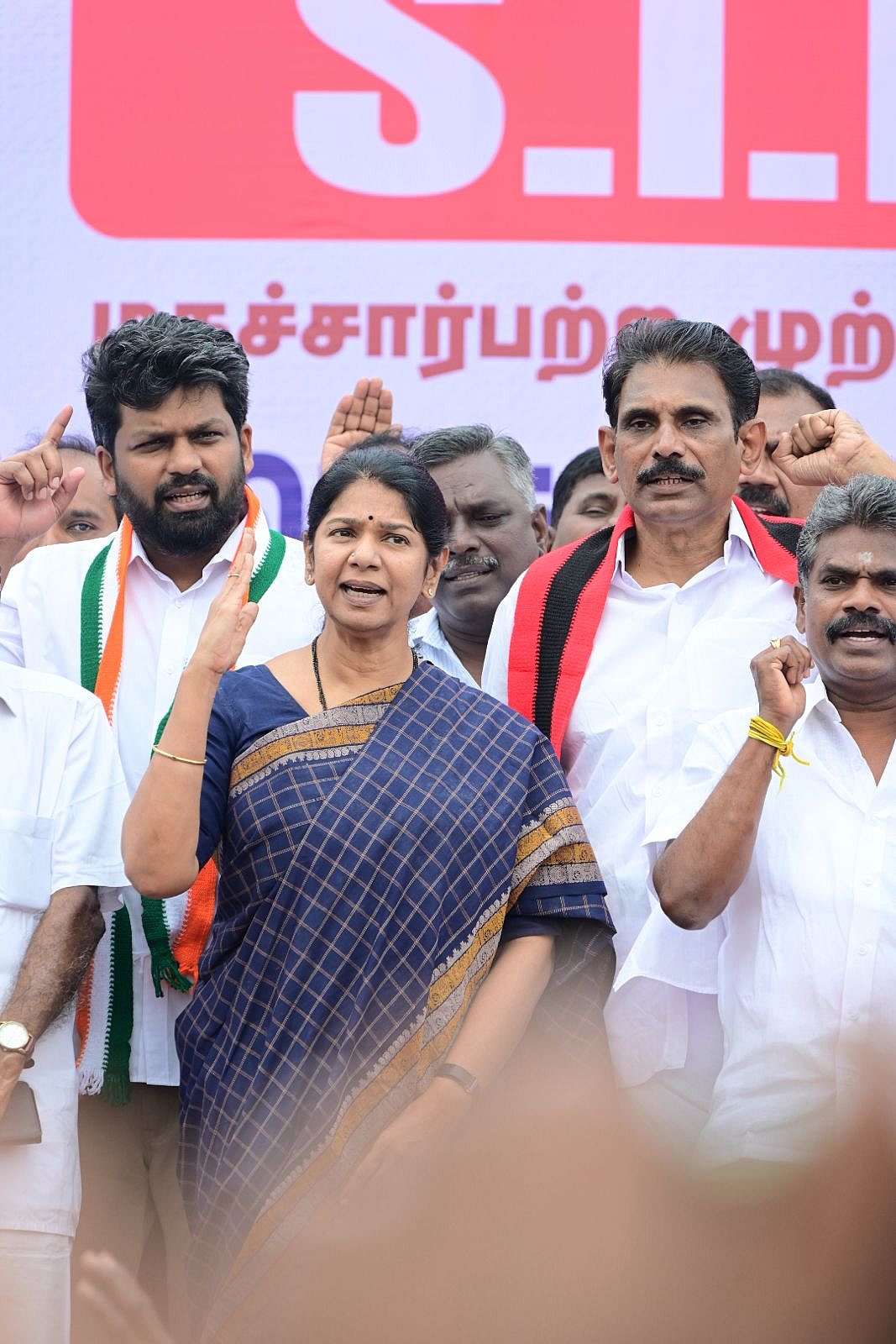 ”வாக்குரிமையை நசுக்கும் SIR-க்கு ஆதரவு குரல் கொடுக்கும் அடிமைப் பழனிசாமி” : கனிமொழி MP கண்டனம்!