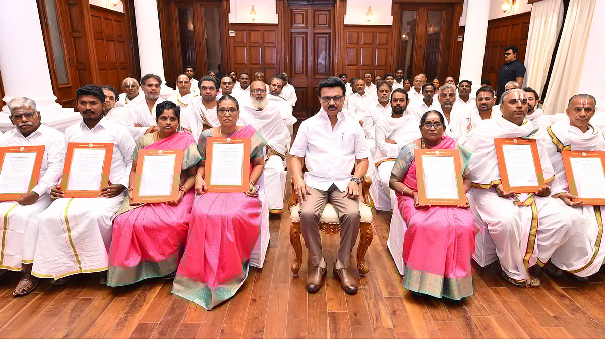 6 திருக்கோயில்களை சேர்ந்த 16 அர்ச்சகர்களுக்கு குடியிருப்பு ஒதுக்கீட்டு ஆணைகள்.. வழங்கினார் முதலமைச்சர் !