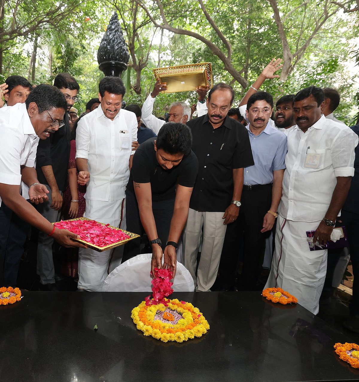 திராவிட மாடல் 2.0 ஆட்சியை மலரச் செய்வோம் : பெரியார், அண்ணா, கலைஞர் நினைவிடத்தில் உதயநிதி சூளுரை!