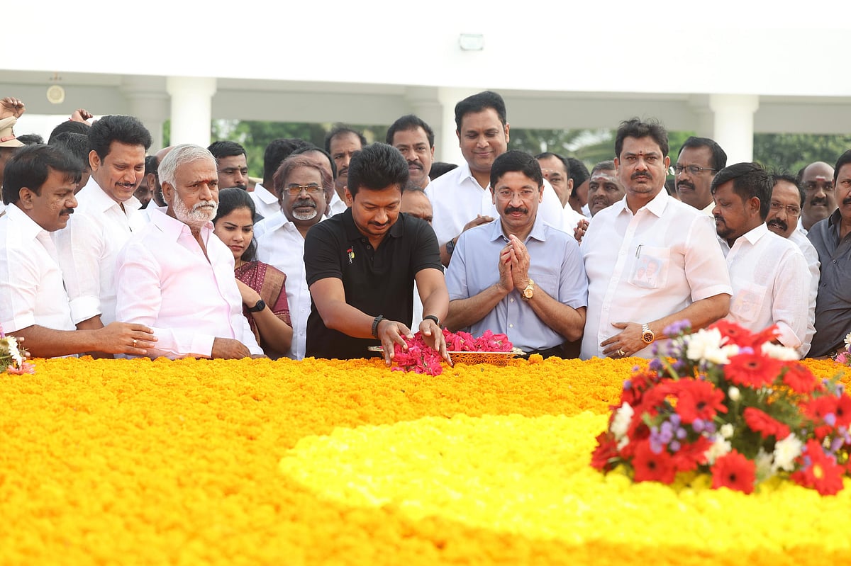 திராவிட மாடல் 2.0 ஆட்சியை மலரச் செய்வோம் : பெரியார், அண்ணா, கலைஞர் நினைவிடத்தில் உதயநிதி சூளுரை!