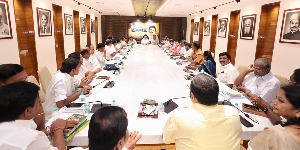 கூட்டாட்சிக் கருத்தியலைச் சிதைக்கும் ஒன்றிய அரசு - திமுக MP-கள் கூட்டத்தில் நிறைவேற்றிய 11 தீர்மானங்கள்?