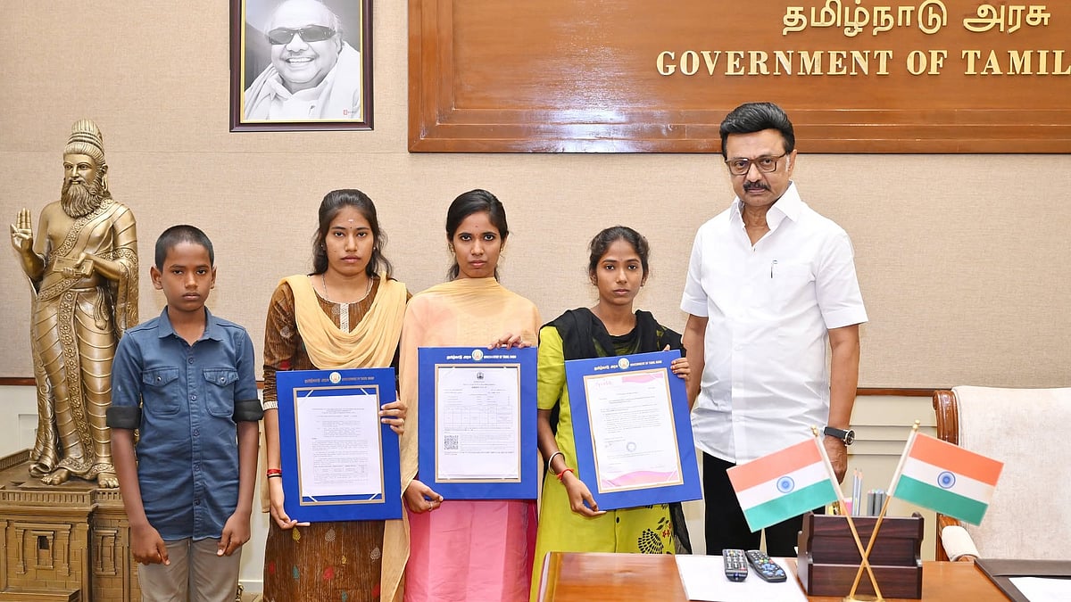 கள்ளக்குறிச்சி : பெற்றோரை இழந்துவாடும் 4 குழந்தைகளையும் அரவணைத்துக் கொண்ட முதலமைச்சர் மு.க.ஸ்டாலின்!