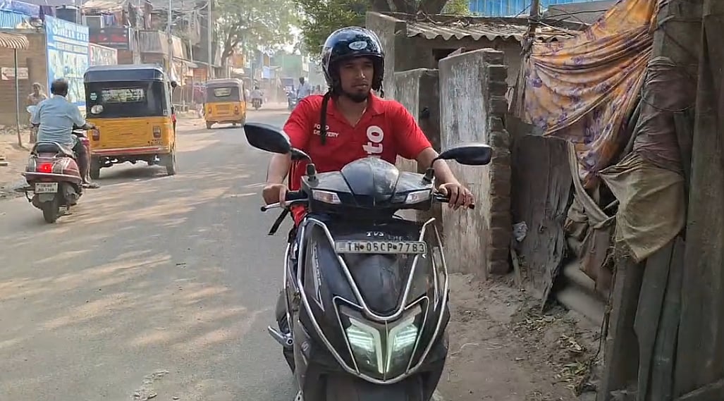 கேரம் உலகக் கோப்பை போட்டியில் சாம்பியன்: உணவு டெலிவரி வேலை பார்த்துக் கொண்டு சென்னை இளைஞர் அசத்தல்!