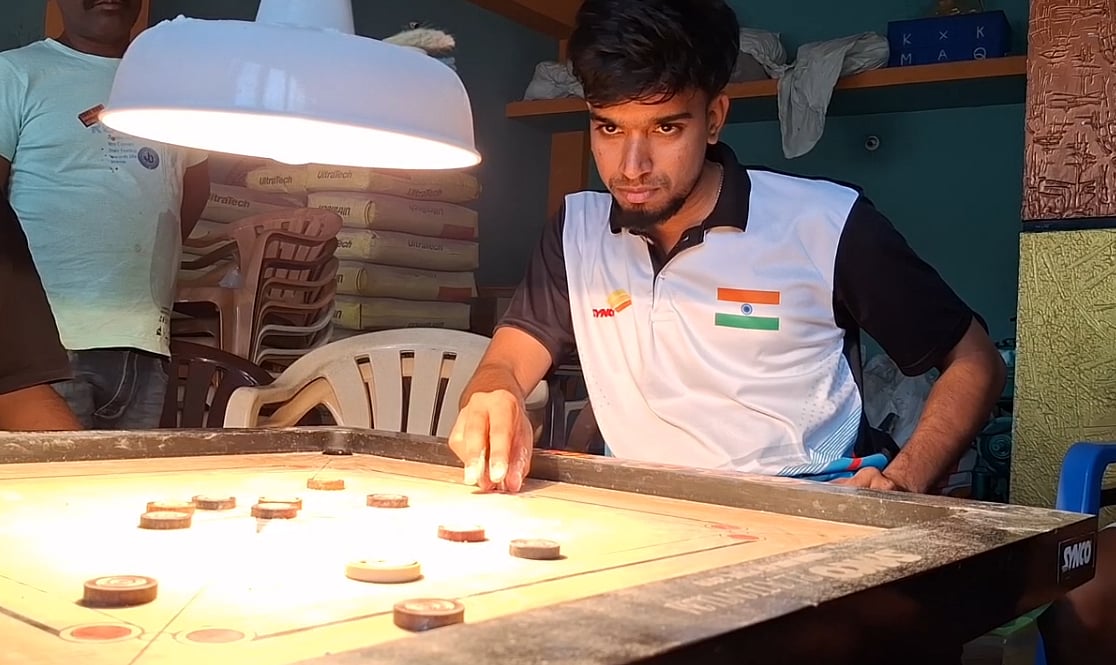 கேரம் உலகக் கோப்பை போட்டியில் சாம்பியன்: உணவு டெலிவரி வேலை பார்த்துக் கொண்டு சென்னை இளைஞர் அசத்தல்!