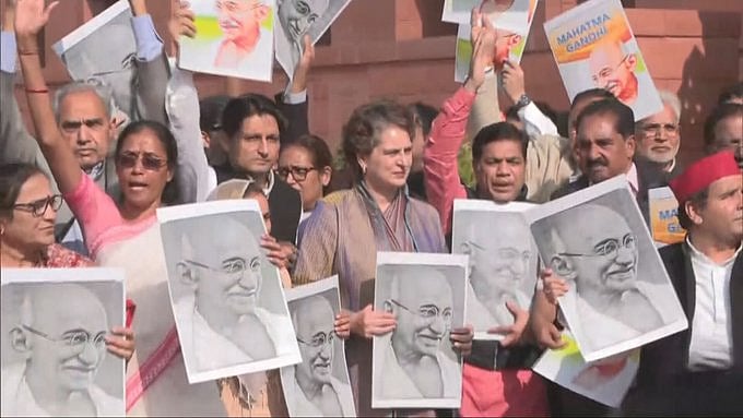 தேசத்தையே இழிவுபடுத்திய மோடி அரசு : மகாத்மா காந்தி பெயர் நீக்கம் - இந்தியா கூட்டணி MP-க்கள் எதிர்ப்பு!