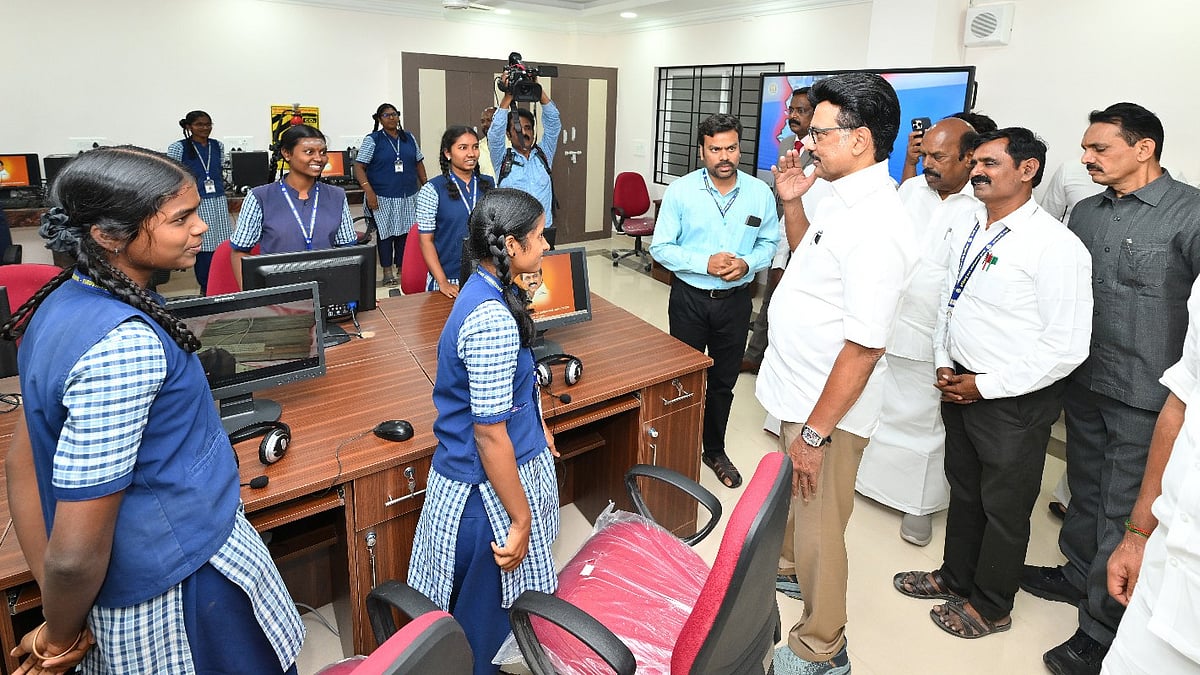 தி.மலை அரசு மாதிரி பள்ளிக்கு முதல்வர் திடீர் Visit.. செஸ் போட்டியில் பதக்கம் வென்ற மாணவிக்கு பாராட்டு!