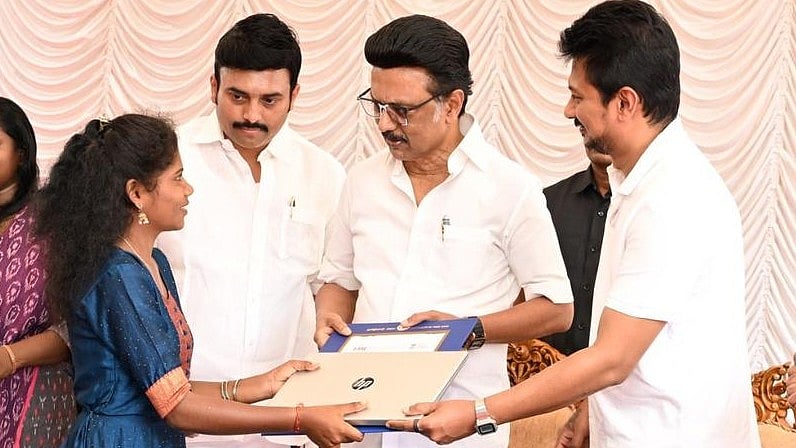 20 இலட்சம் மாணவர்களுக்கு மடிக்கணினி வழங்கும் ‘உலகம் உங்கள் கையில்’ திட்டம்! : நாளை (ஜன.5) தொடக்கம்!