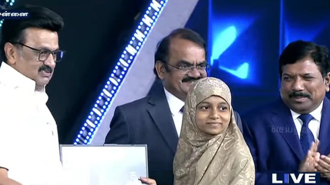 “உலகம் உங்கள் கையில்” : மாணவர்களுக்கு டிக்கணினிகள் வழங்கும் திட்டத்தை தொடங்கி வைத்தார் முதலமைச்சர்!