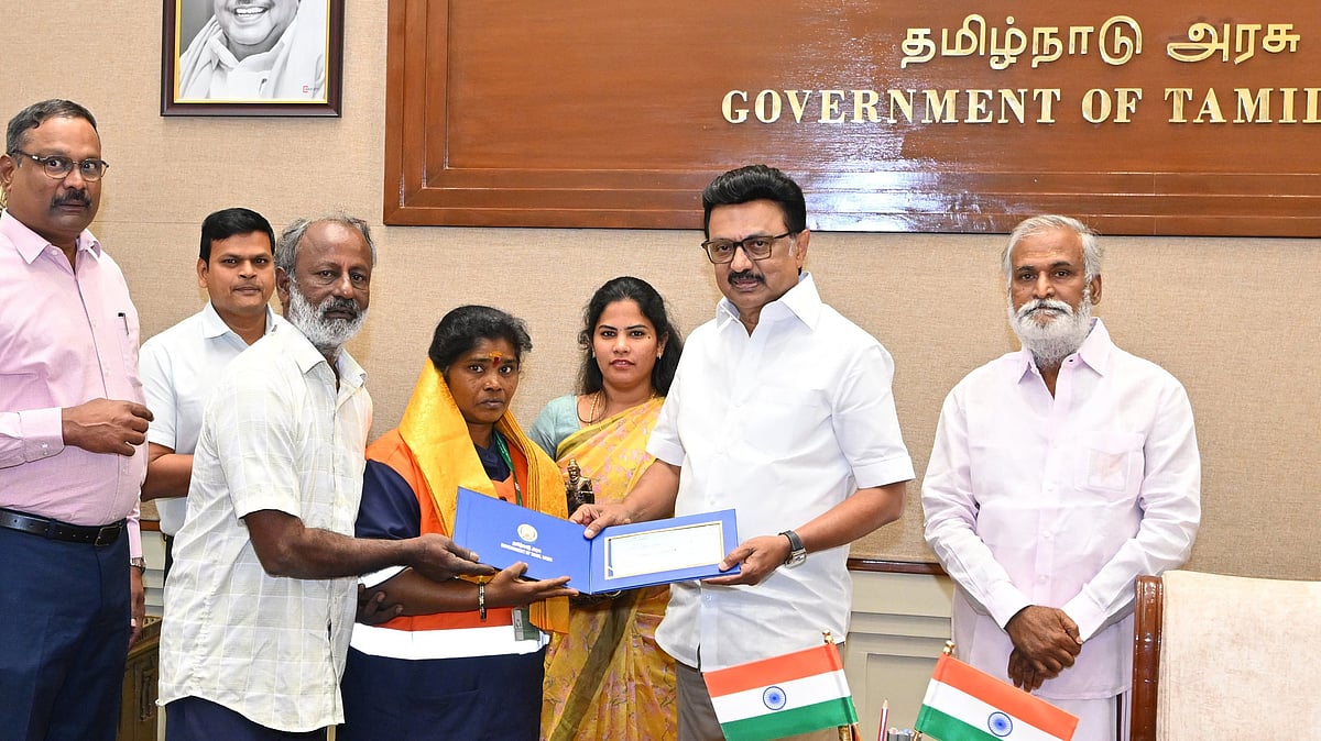 நேர்மையுடன் செயல்பட்ட தூய்மைப் பணியாளர் : நேரில் அழைத்து பாராட்டிய முதலமைச்சர் மு.க.ஸ்டாலின்!