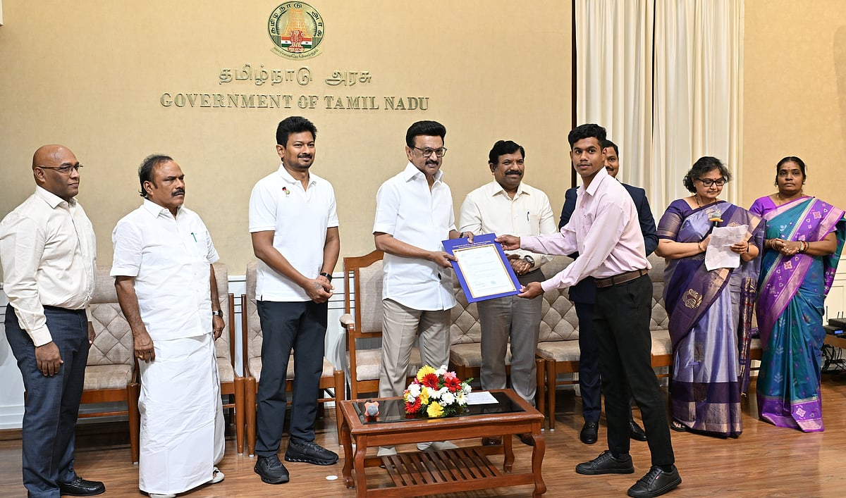 தனியார் துறை வேலைவாய்ப்பு முகாமில் தேர்வான 3-வது லட்ச நபர்... பணி ஆணை வழங்கினார் முதலமைச்சர் !