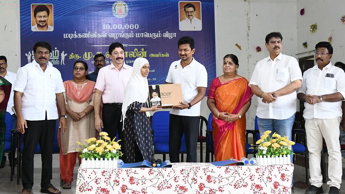 “அரசின் லேப்டாப்பை பயன்படுத்தி ஆண்களைவிட அதிகமாக பெண்கள் சாதனைகளை படைக்க வேண்டும்” - துணை முதலமைச்சர்!