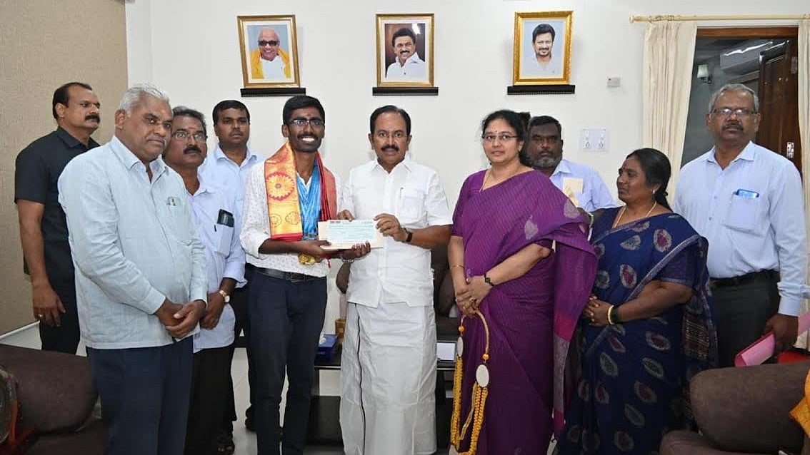 கால்நடை அறிவியல் பல்கலைக்கழகத்தில் 23 தங்க பதக்கங்கள் பெற்ற மாணவர் : பாராட்டிய அமைச்சர் இராஜேந்திரன்!