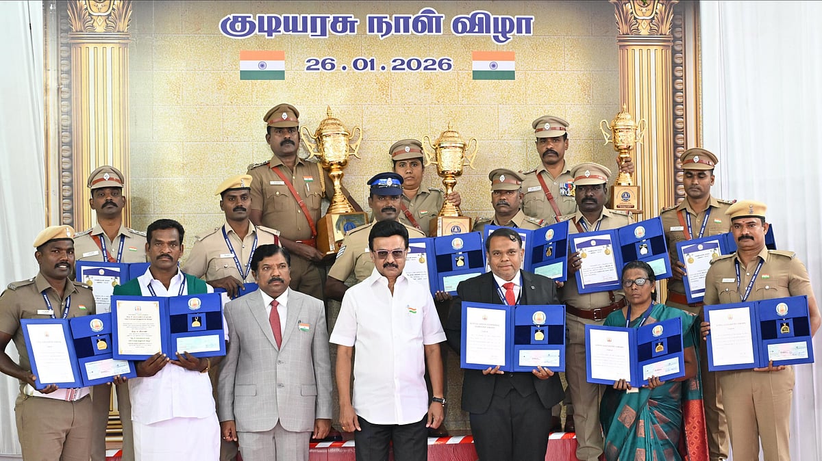 தமிழ்நாட்டில் 77வது குடியரசு தின விழா கொண்டாட்டம்! பல்வேறு துறை சாதனைகளுடன் வலம் வந்த அணிவகுப்பு ஊர்தி!