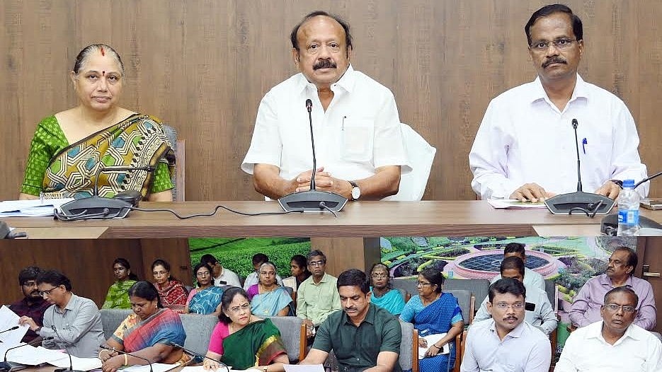 விவசாயிகளின் வங்கிக் கணக்கில் வரவு வைக்க வேண்டும் : காப்பீட்டு நிறுவனங்களுக்கு அமைச்சர் MRK உத்தரவு!