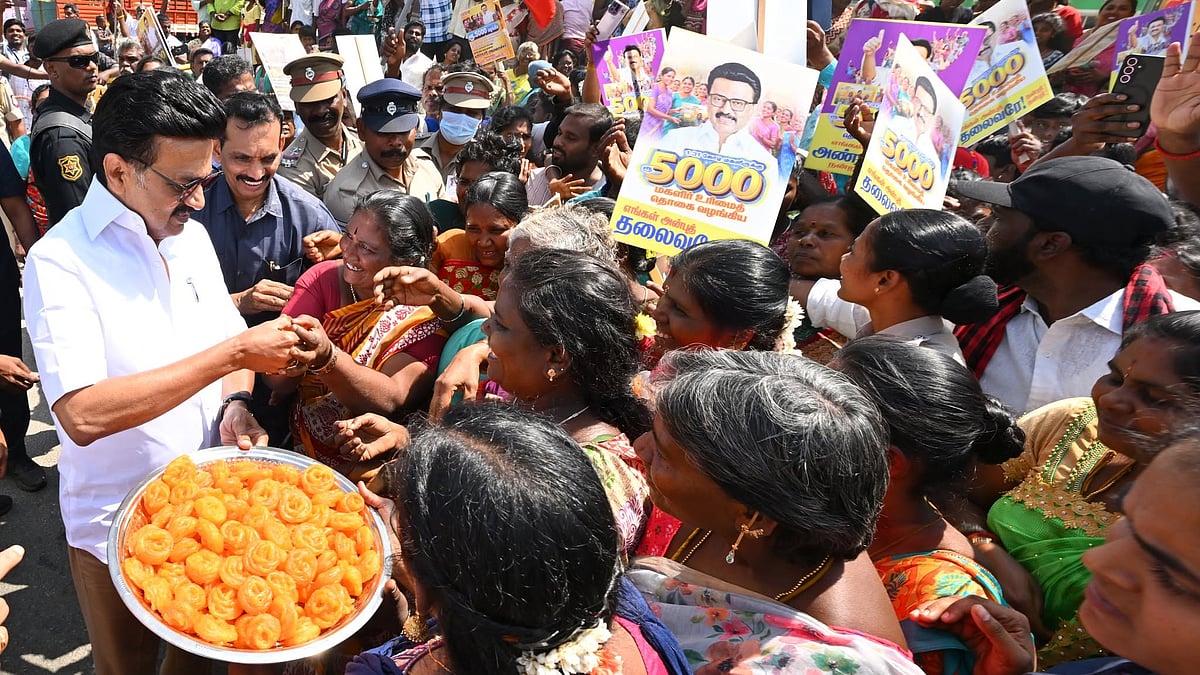 ஒரே தவணையில் ரூ.5 ஆயிரம் கலைஞர் மகளிர் உரிமைத் தொகை… முதலமைச்சருக்கு நன்றி தெரிவிக்க திரண்ட பெண்கள்!