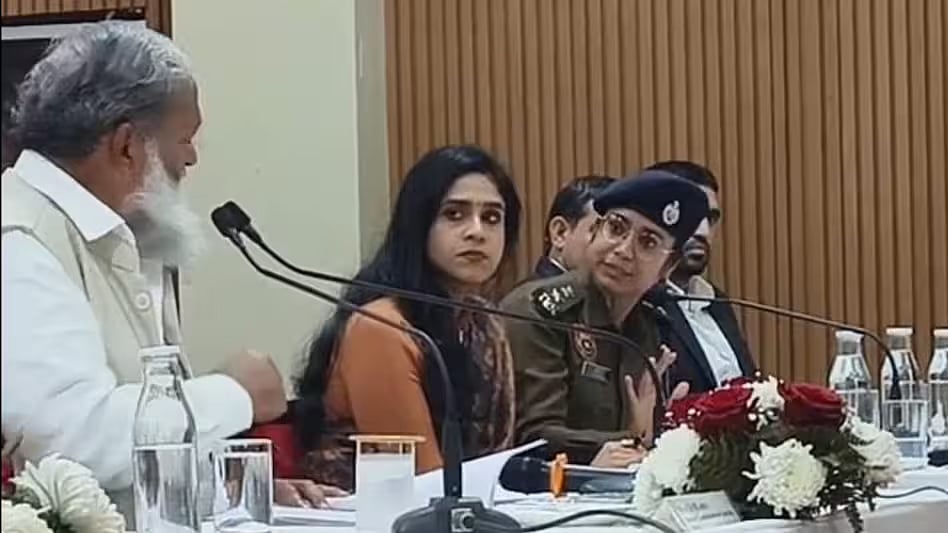 எப்படி வந்து சிக்கிருக்கேன் பாத்தியா?: பாஜக அமைச்சர் அட்ராசிட்டியால் விழிப்பிதுங்கிய பெண் காவலர்-பின்னணி?