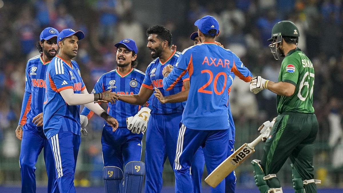 விறுவிறுப்பாய் நடந்த இந்தியா - பாக். போட்டி: தொடர் வெற்றி மூலம் சூப்பர் 8 சுற்றுக்குள் நுழைந்த இந்தியா! 