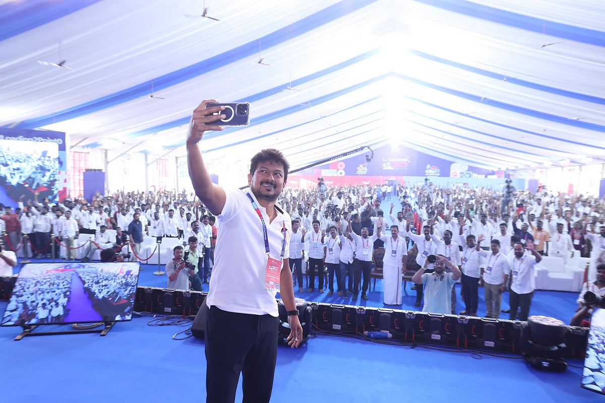 “இந்த மாதிரி கோமாளி கூட்டத்தோடலாம் நாம சண்டைபோட வேண்டியிருக்கு...” - துணை முதலமைச்சர் கலகல பேச்சு!