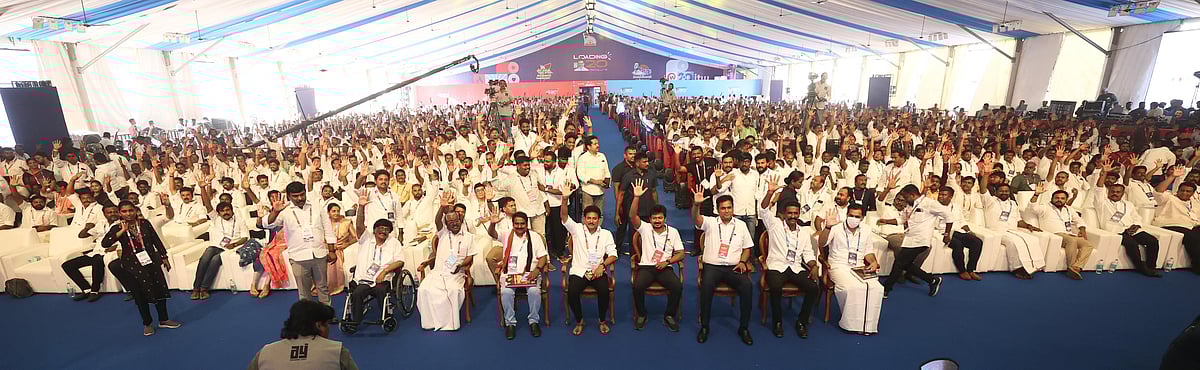 “இந்த மாதிரி கோமாளி கூட்டத்தோடலாம் நாம சண்டைபோட வேண்டியிருக்கு...” - துணை முதலமைச்சர் கலகல பேச்சு!