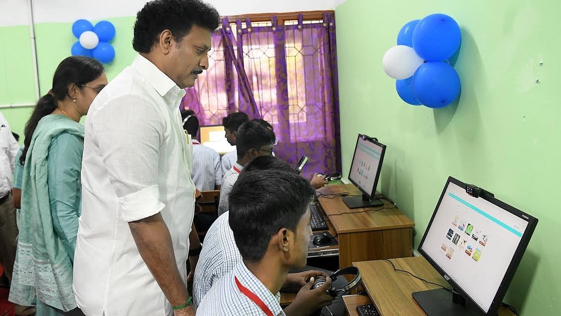 654 அரசு உதவிபெறும் மேல்நிலைப்பள்ளிகளில் உயர்தொழில்நுட்ப ஆய்வகங்கள் : மாணவர்களுக்கு AI பயிற்சி!