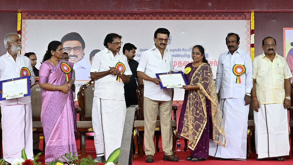 கொளத்தூர் : 2007 பயனாளிகளுக்கு இலவச வீட்டுமனைப் பாட்டாக்கள் வழங்கி முதலமைச்சர் மு.க.ஸ்டாலின்!