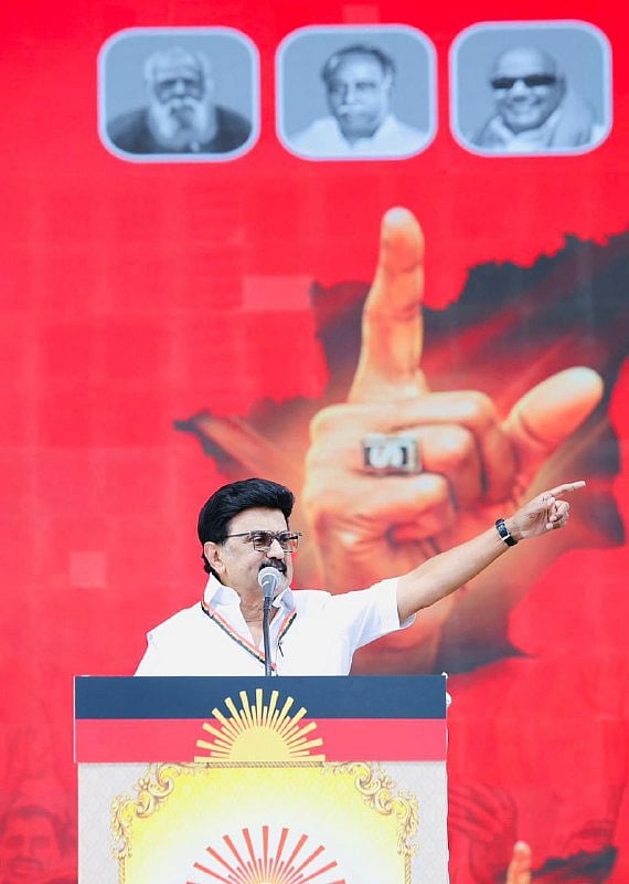 “குஜராத் மோடியா? இந்த லேடியா?” என்று சவால்விட்டவர் மீது மோடிக்கு திடீர் பாசம்! : முதலமைச்சர் விமர்சனம்!