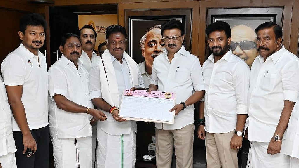 முதலமைச்சர் மு.க.ஸ்டாலின் முன்னிலையில் தி.மு.க-வில் இணைந்தார் ஓ.பன்னீர்செல்வம்!