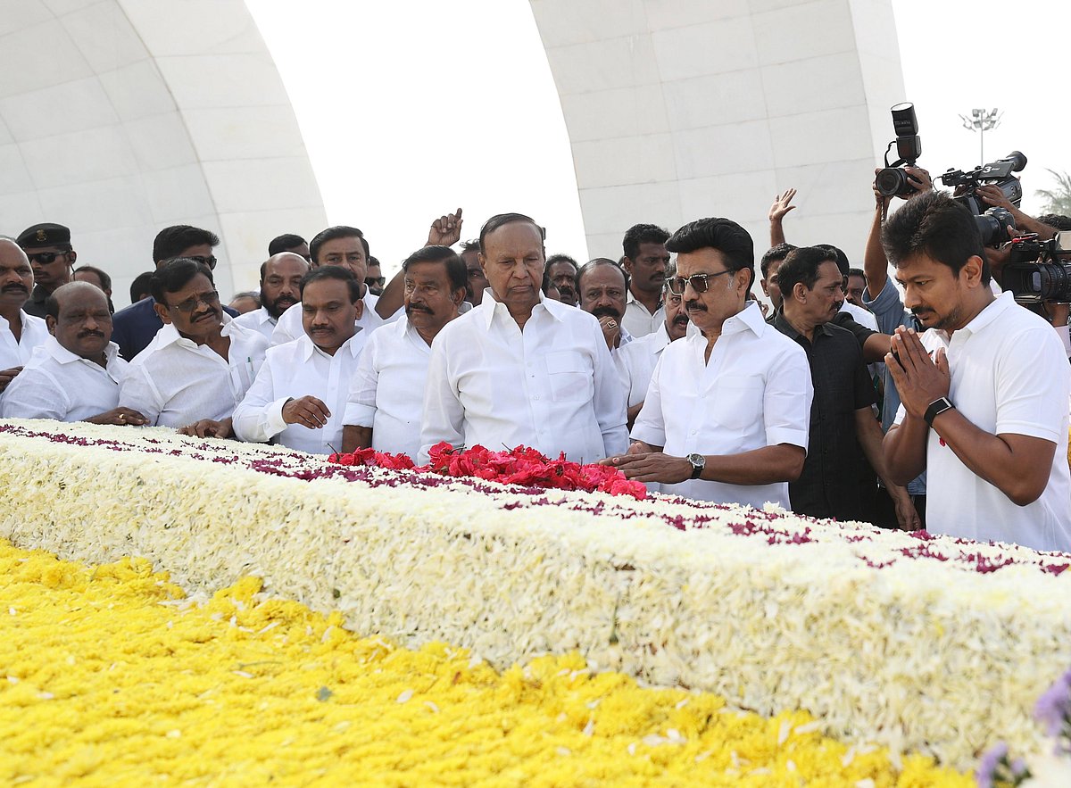 தொடர்ந்து 3 மணி நேரம்...வாழ்த்து மழை பொழியும் தொண்டர்கள்... நின்றுகொண்டே பெற்ற முதலமைச்சர் மு.க.ஸ்டாலின்!