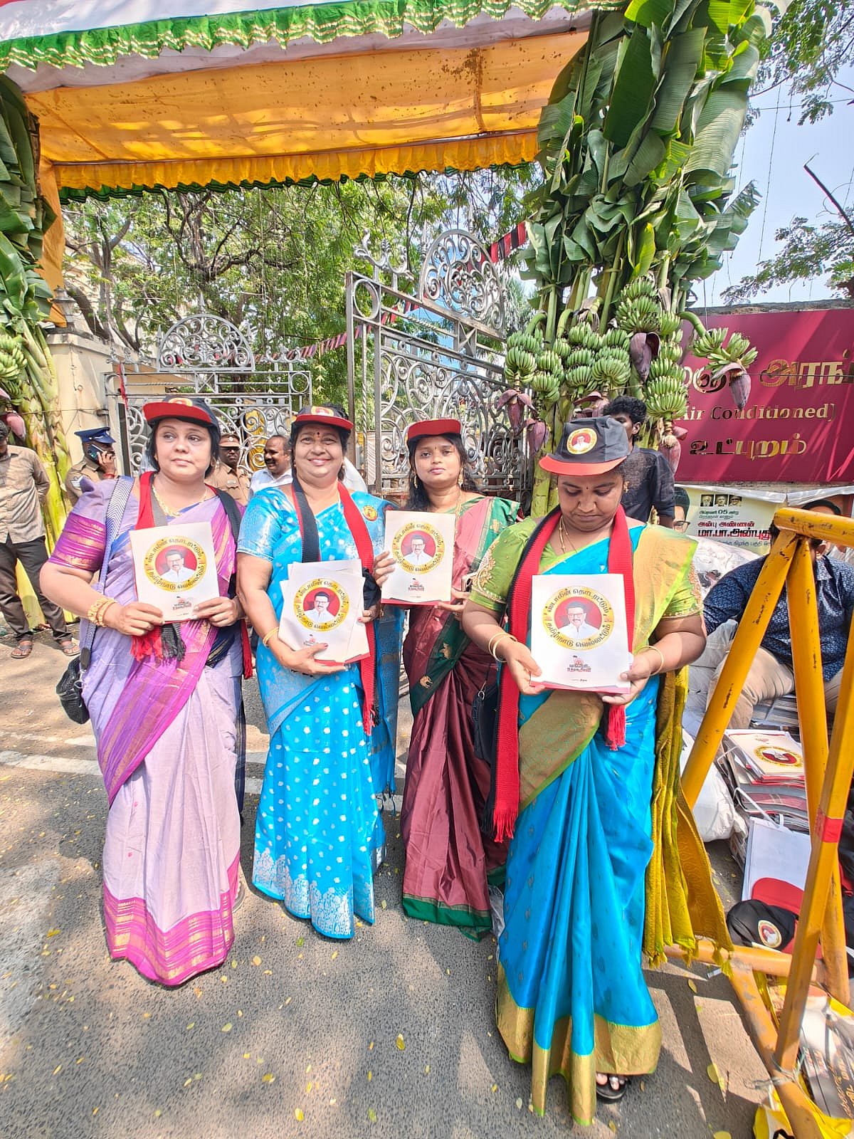 திருவிழா போல் காட்சியளிக்கும் அண்ணா அறிவலாயம் : ஒரு புறம் கூட்டணி பேச்சு - மற்றொரு புறம் விருப்ப மனு!