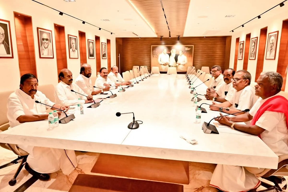 திருவிழா போல் காட்சியளிக்கும் அண்ணா அறிவலாயம் : ஒரு புறம் கூட்டணி பேச்சு - மற்றொரு புறம் விருப்ப மனு!