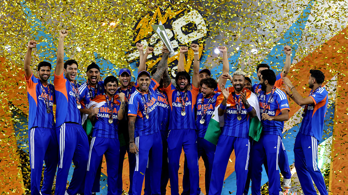 3வது டி20 உலகக்கோப்பை வென்ற இந்தியா.. ஜாம்பவான்கள் முன்னிலையில் நெகிழ்ச்சி : உலக அணிகள் செய்யாத சாதனை!