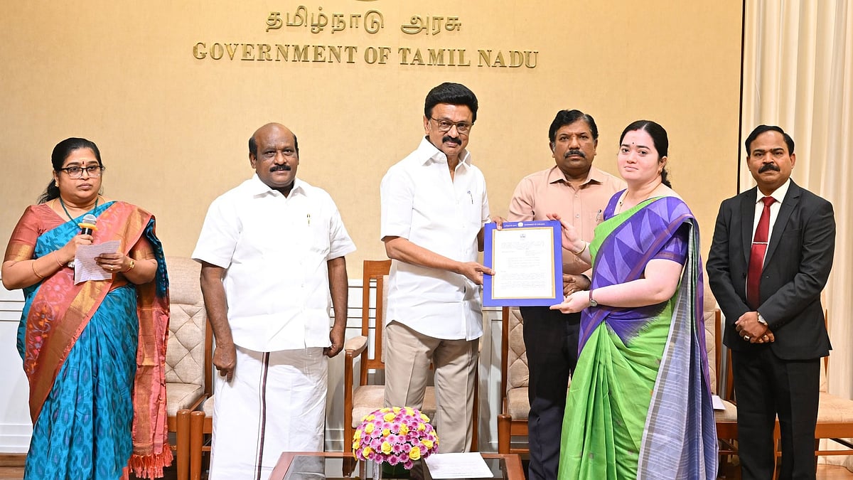 அரசுக் கல்லூரிகளுக்கு தேர்வு செய்யப்பட்ட 5 உதவிப் பேராசிரியர்கள் :  
பணி ஆணைகளை வழங்கிய முதலமைச்சர்!