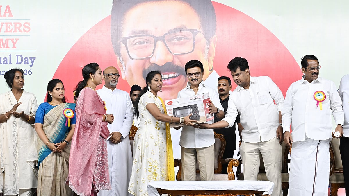 551 பயனாளிகளுக்கு வீட்டுமனைப் பாட்டா... 5,000 மாணவர்களுக்கு நலத்திட்ட உதவிகள் வழங்கி முதலமைச்சர் அசத்தல்!