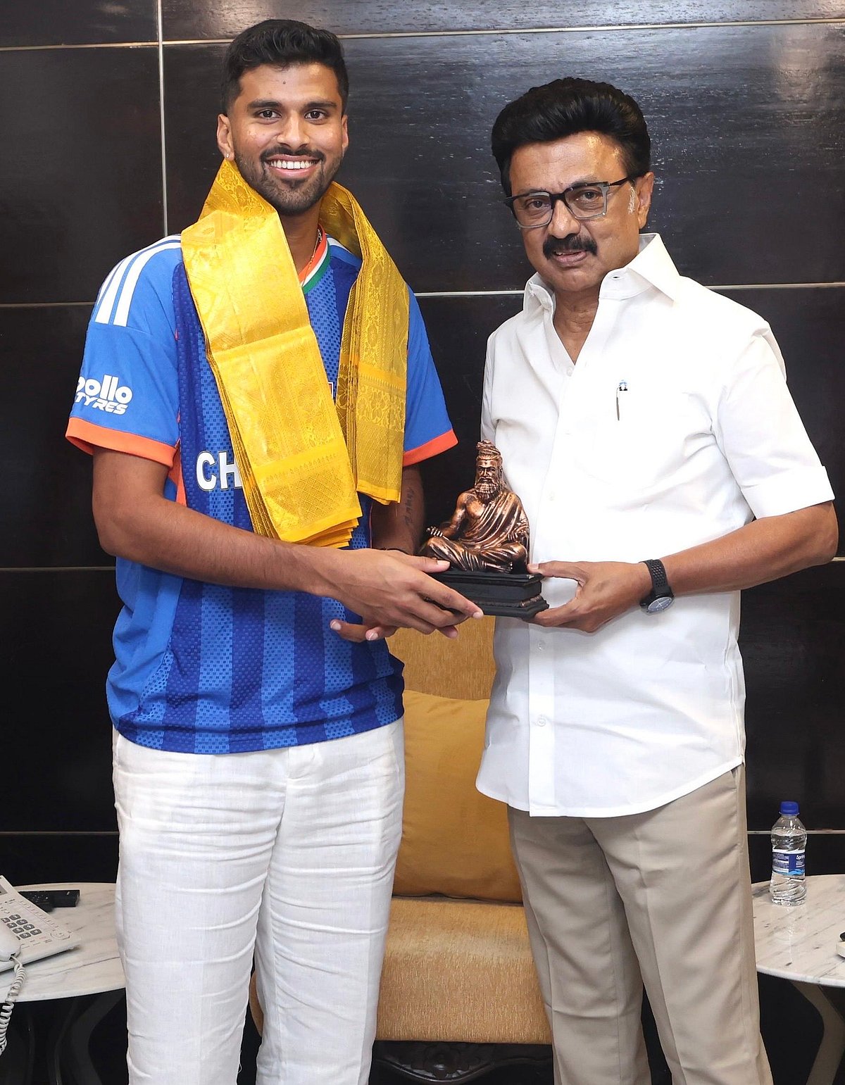 முதலமைச்சரிடம் வாழ்த்து பெற்ற வருண், வாஷிங்டன் சுந்தர்… கையில் கொடுத்த ஆச்சரியப் பரிசு: முழு விவரம்!