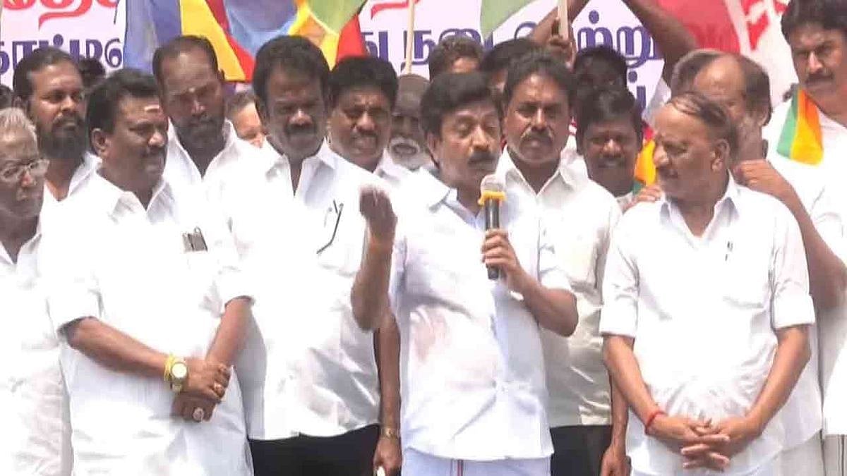 ச்சீ... பெண்களை இழிவு செய்யும் அதிமுக நிர்வாகிகள்.. வேடிக்கை பார்க்கும் அதிமுக - பாஜக பெண் உறுப்பினர்கள்!