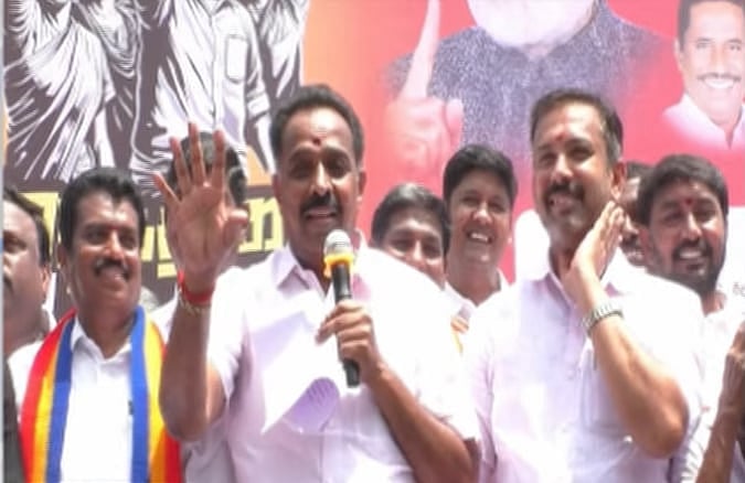 ச்சீ... பெண்களை இழிவு செய்யும் அதிமுக நிர்வாகிகள்.. வேடிக்கை பார்க்கும் அதிமுக - பாஜக பெண் உறுப்பினர்கள்!