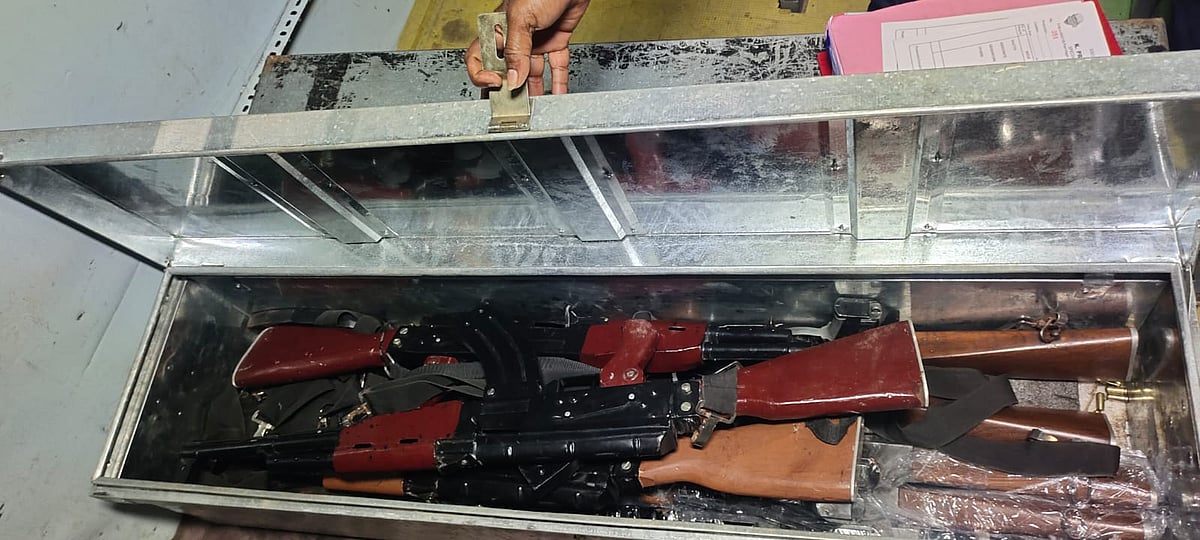 சென்னையில் சிக்கிய 10 ஏ.கே 47 துப்பாக்கிகள்... தேர்தல் பறக்கும் படை அதிரடி சோதனை! - முழு விவரம் உள்ளே!