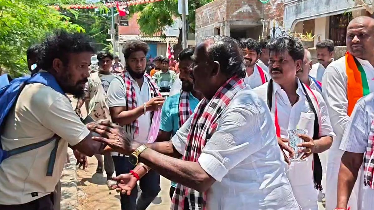 செய்தியாளர் மீது தாக்குதல் : ஸ்ரீபெரும்புதூர் அதிமுக வேட்பாளரின் செயலால் பரபரப்பு!