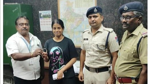 தங்க வளையலை மீட்ட ரயில்வே பாதுகாப்புப் படை: சென்னை எழும்பூர்  நிலையத்தில் நெகிழ்ச்சி!