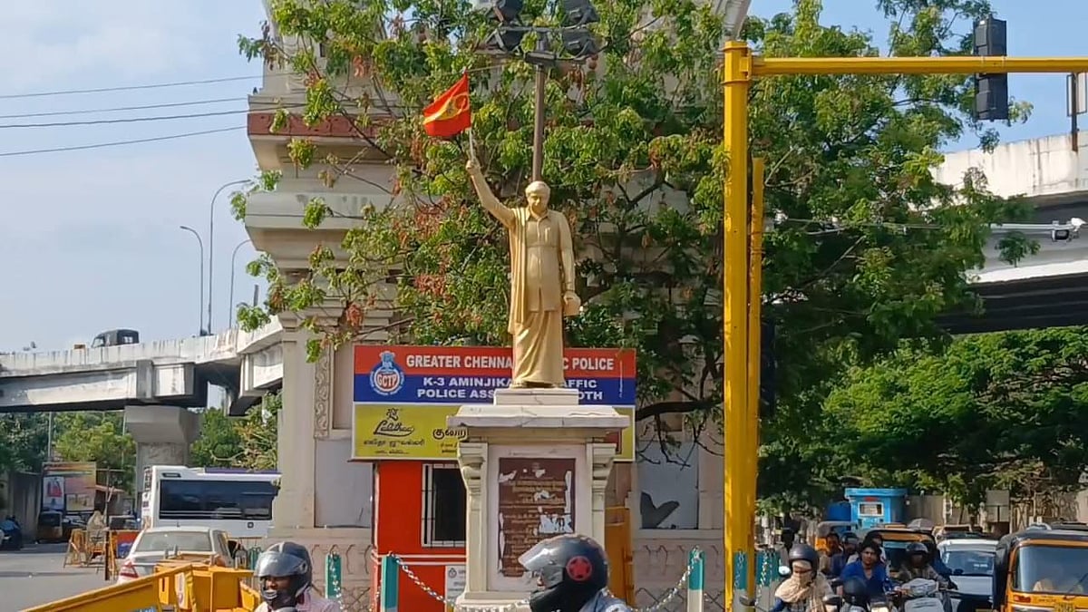 ”தலைநகரில் பேரறிஞர் அண்ணா சிலையின் மீது இழுக்கு… கொள்கையில்லா த.வெ.க கோமாளிகளின் அட்டூழியம்”