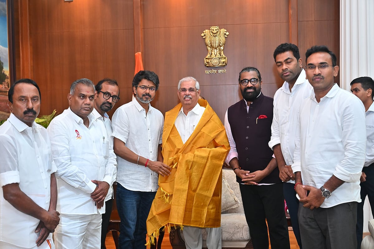 ஆட்சியமைக்க இழுபறி செய்யும் ஆளுநர்.. கண்டனம் தெரிவிக்கும் திமுக... வாயை திறக்காத விஜய்.. - பின்னணி என்ன?