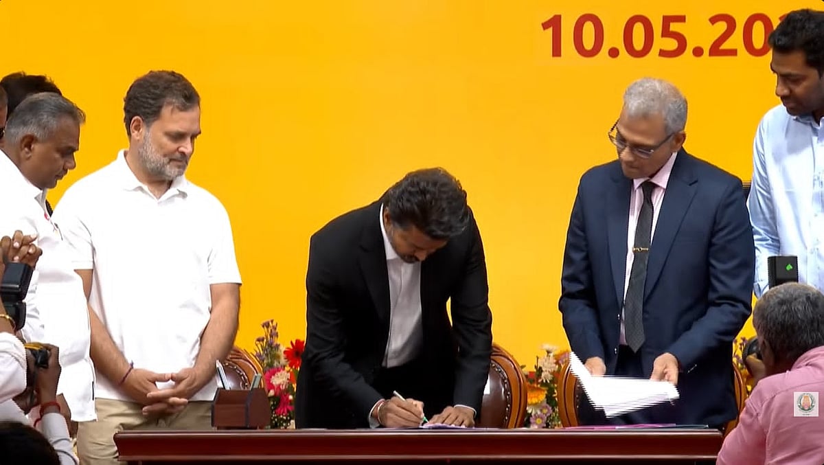 தமிழ்நாட்டில் இனி அனைவருக்கும் இலவச மின்சாரம் இல்லை! : முதல்வர் விஜய் போட்ட முதல் கையெழுத்து!