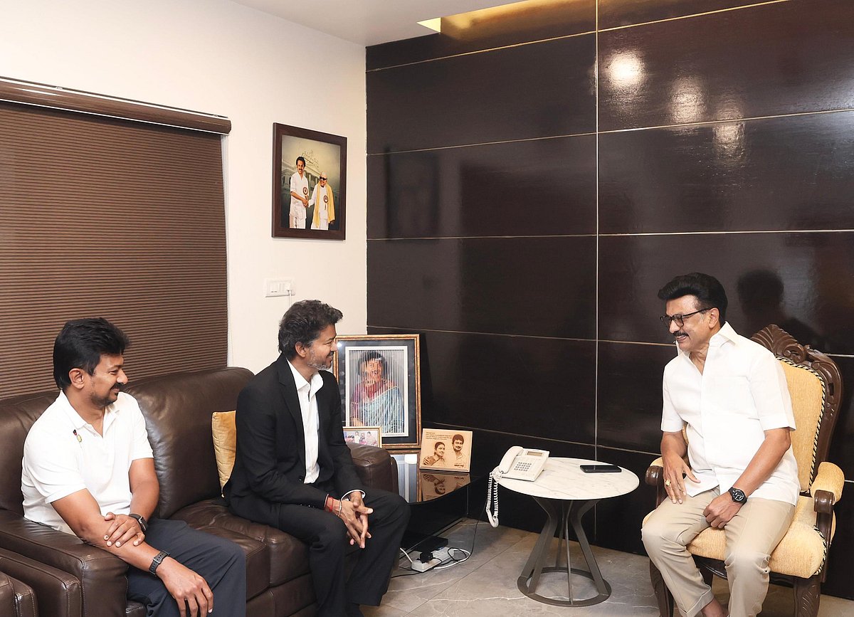 தி.மு.க தலைவர் இல்லத்திற்கு நேரில் சென்ற முதலமைச்சர் விஜய்! : ஆரத்தழுவி வரவேற்ற மு.க.ஸ்டாலின்!