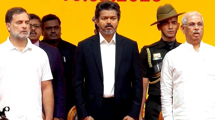 ”தமிழ்த்தாய் வாழ்த்திற்கு மூன்றாம் இடம்.. ஆளுநரின் அஜெண்டாவிற்கு தலையாட்டிய விஜய்” : முரசொலி விமர்சனம்!
