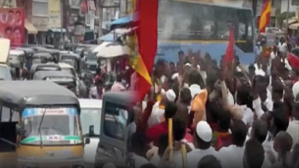 மீண்டும் மீண்டும் மக்களை அவதிக்குள்ளாக்கும் த.வெ.க :  வரவேற்பு கொண்டாட்டத்தால் போக்குவரத்து நெரிசல்!
