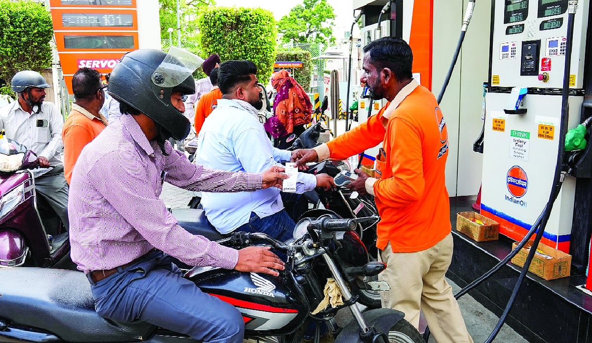 வாக்களித்த மக்களை வேட்டையாடும் வழக்கத்தை பிரதமர் மோடி : பெட்ரோல் - டீசல் விலை உயர்வுக்கு முரசொலி கண்டனம்!