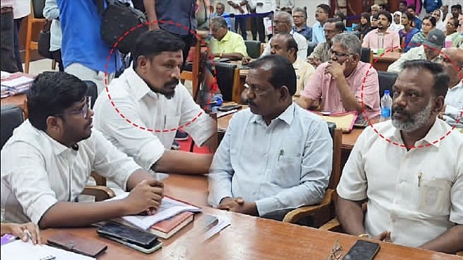 “அரசு அதிகாரிகளுக்கு இணையாக தவெக நிர்வாகிகள்.. தொடர்ந்து அரசு நிர்வாகத்தில் இடையூறு.. மக்கள் அதிருப்தி!”