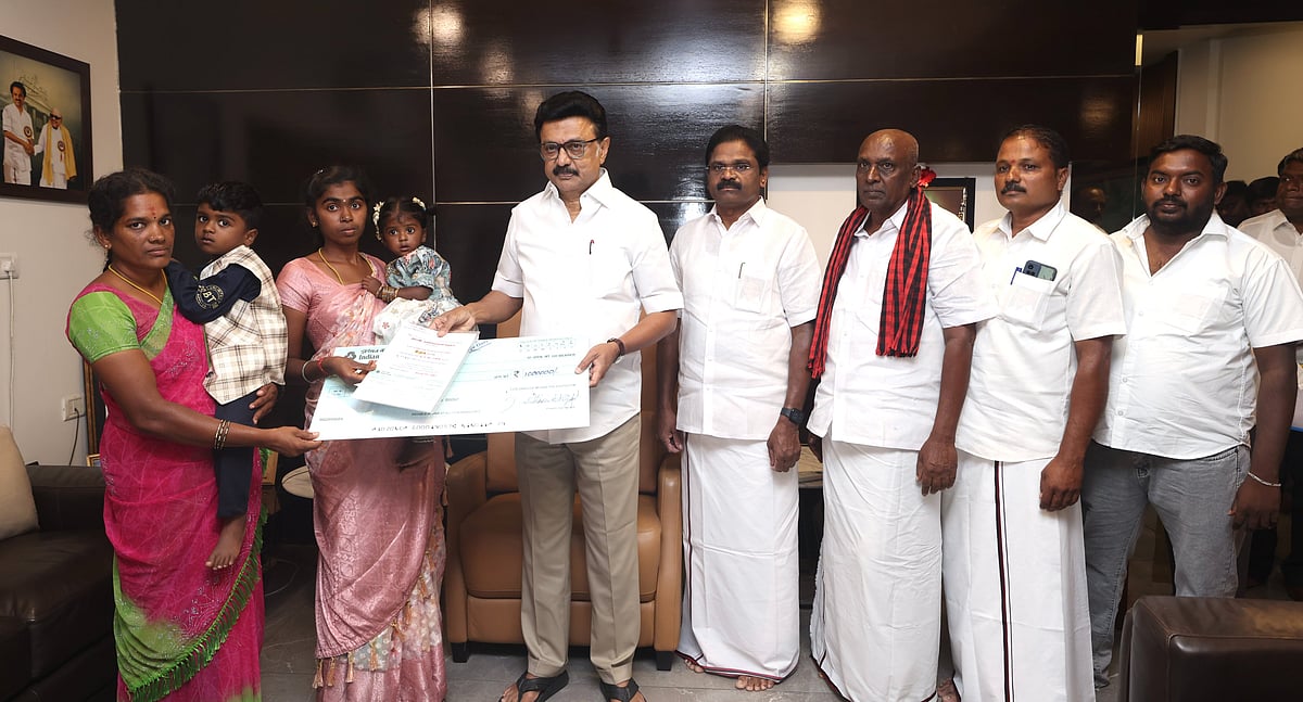 “சாலை விபத்தில் மரணமடைந்த கழக குடும்பத்தினருக்கு நிதியுதவி.. கழகத் தலைவர் மு.க.ஸ்டாலின் வழங்கினார்!”